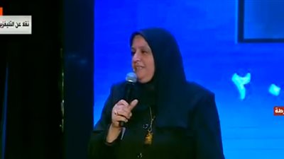 صور | في لفتة إنسانية.. والدة الشهيد أشرف ابراهيم تُقبل الرئيس السيسي
