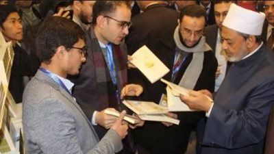 أحمد الطيب يتفقد جناح الأزهر في معرض القاهرة للكتاب