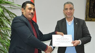صور.. في عيد الشرطة الـ67.. محافظ سوهاج يكرم 11 من رجال الشرطة