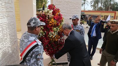 محافظ قنا يضع اكليلا من الزهور أمام النصب التذكاري في عيد الشرطة 2019