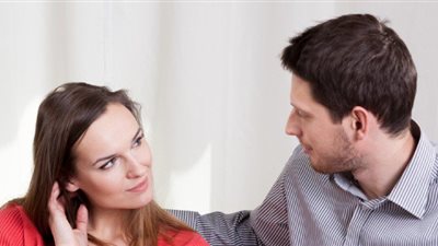 كونى مستمعة جيدة لزوجك.. مفتاح الحياة السعيدة يبدأ من الأذن