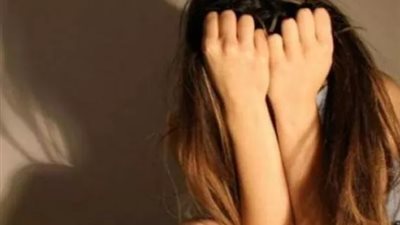 عيب عليك.. سائق حافلة يجبر فتاة على فعل هذا الشيء! 
