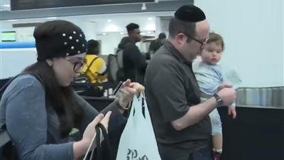 فيديو| ريحتهم وحشة.. طرد عائلة يهودية من طائرة أمريكية