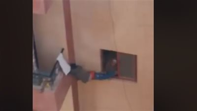 شاهد فيديو طفل البلكونه يكذب رواية الأب .. كان قصدها !