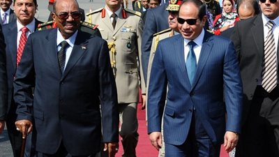 الرئيس عبد الفتاح السيسي يستقبل نظيره السوداني في مطار القاهرة 