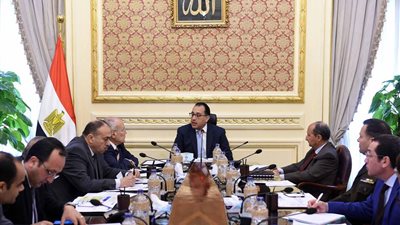 بعيداً عن خليها تصدي .. رئيس الوزراء يعقد اجتماعاً بشأن السيارات لهذا السبب