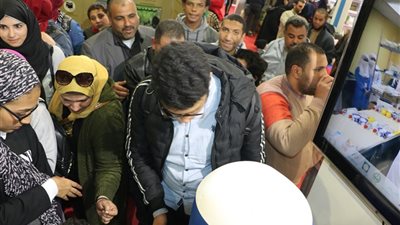 إقبال كبير من جمهور معرض القاهرة الدولي للكتاب على ماء زمزم بالجناح السعودي