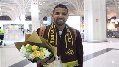 صور.. أحد السعودي يستقبل مؤمن زكريا في المطار بالورود  