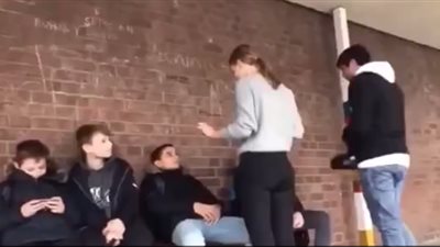عملالي فيها الشحات مبروك.. فتاة تصفع شاب على وجهه وهذا رد فعله! 