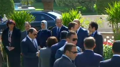 وفد من الحكومة المصرية في استقبال الرئيس الفرنسي ماكرون 