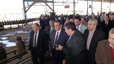 صور.. محافظ البحيرة يتفقد مصنع الغاز بكفر الدوار 