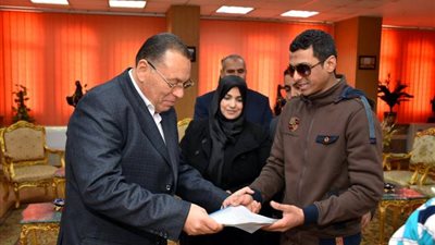 صور.. محافظ الشرقية يسلم شابا كفيفا وحدة سكنية 