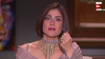 كلام ستات: بنتي الصغيرة متعلقة جدا بستارة ومبتعرفش تنام غير لما تشمها