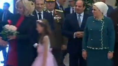 الرئيس السيسى ونظيره الفرنسى يلتقطون الصور التذكارية 