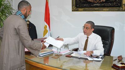 في لقائه الأسبوعي.. محافظ سوهاج يبحث مشكلات 18 مواطنًا