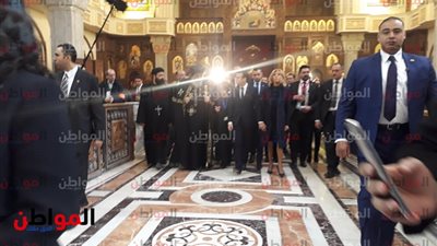 صور .. الرئيس الفرنسي في جولة داخل الكاتدرائية المرقسية بالعباسية