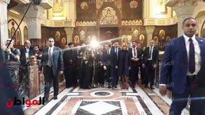 صور.. ماكرون يعرب عن إعجابه بمعمار الكاتدرائية المرقسية أثناء جولته 