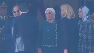 الورود البيضاء في استقبال إيمانويل ماكرون بقصر الاتحادية 