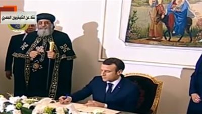  الرئيس الفرنسى ماكرون يوقع فى سجل كبار زوار الكاتدرائية 
