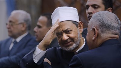  شيخ الأزهر يستقبل الرئيس الفرنسى إيمانويل ماكرون فى مقر المشيخة ويرحب به