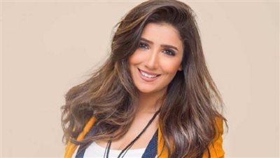 مي عمر مع طفلتها سيلين في نزهة 