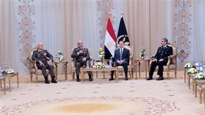 قائد القوات المسلحة يقدم التهنئة لوزير الداخلية بمناسبة عيد الشرطة الـ67