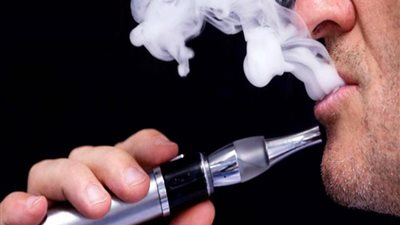 السجائر الإلكترونية هل هي بديل آمن عن الأخرى .. دراسة تؤكد: منتشرة بين المراهقين