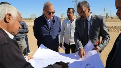 عبد الحميد الهجان يتفقد المشروعات الخدمية بمدينة قنا الجديدة