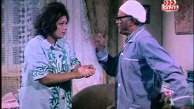 امرأة في مشهد .. أنا مش قُلتلك يا حسين رزق البنات ورا الباب 