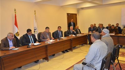 إعانات مالية لـ30 أسرة من الأكثر احتياجا ضمن مبادرة حياة كريمة ببني سويف