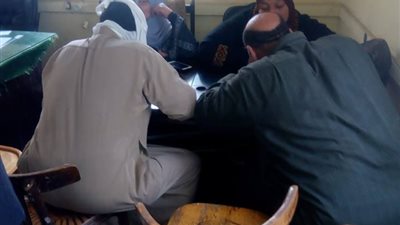 صور.. فصول لمحو أمية عمال نظافة الحسينية بالشرقية