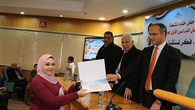 صور.. وكيل تعليم البحيرة يكرم المشاركين في حملة اقرأ فكر لمستقبل أفضل 
