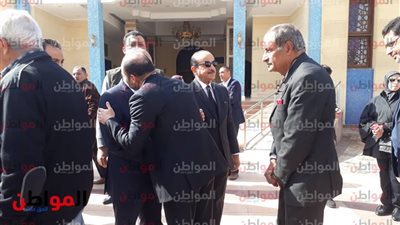 فيديو .. مفيد شهاب يؤدي صلاة الجنازة على شقيق الفريق أحمد شفيق