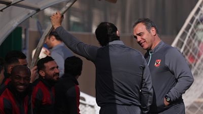 لاسارتي يكشف للاعبي الأهلي نقاط القوة والضعف لدي سيمبا التنزاني