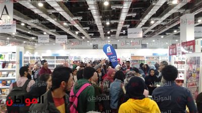 صور| استمرار الزحام بمعرض الكتاب في آخر أيامه.. وبرامج ترفيهية للشباب والأطفال