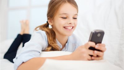 تأثير الهواتف المحمولة على طفلك.. أورام الدماغ والأذن أبرزها 