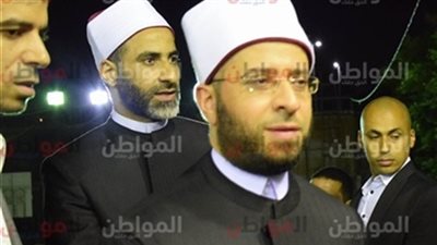 صور.. أسامة الأزهرى يشارك في حياكة كسوة الكعبة