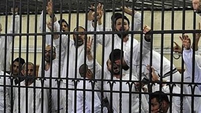 تأجيل إعادة محاكمة 32 متهما في 