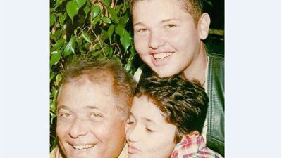 حكاية صورة.. الساحر في أحضان أولاده وهما صغار