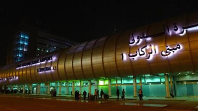 وفد اقتصادي يصل مطار القاهرة استعدادًا لوضع حجر أساس الجامعة الألمانية