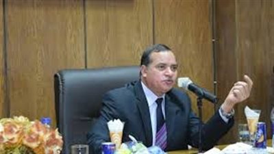 رئيس جامعة سوهاج يتفقد اختبارات الالتحاق بالدورات التدريبية للمعهد الصرفي 