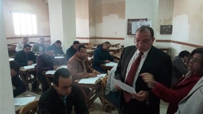 صور.. رئيس جامعة بني سويف: ممنوع دخول الطلاب لجان الامتحان بالهواتف المحمولة