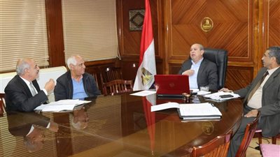 محافظ كفر الشيخ يبحث الانضباط الإداري بالمصالح الحكومية مع التفتيش المالي 