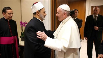 صورة| للمرة الأولى في التاريخ.. شيخ الأزهر وبابا الفاتيكان ببيت واحد