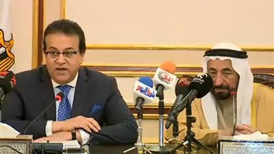 مؤتمر صحفى لحاكم الشارقة ووزير التعليم العالى فى جامعة القاهرة 