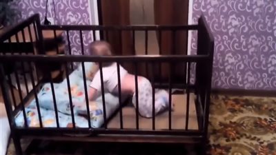 ايه اللي حلاوه دي .. طفل ذكي يتخلص من مشكلة بطريقة مثيرة 