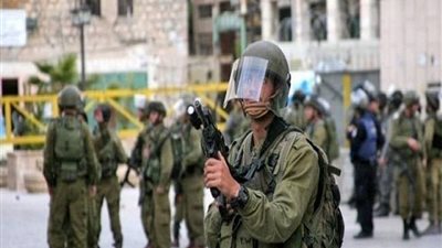 شكوك إسرائيلية تؤدي إلى مقتل فلسطيني وإصابة آخر 