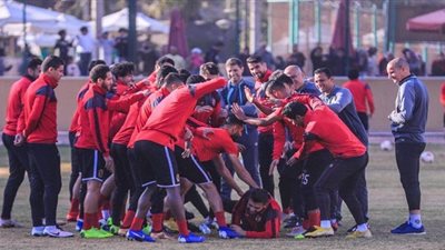 صور.. لاعبو الأهلي يعتدوا على محمد شريف في عيد ميلاده