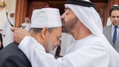 ولي عهد أبوظبي يمنح جائزة الأخوة الإنسانية للبابا فرنسيس وشيخ الأزهر