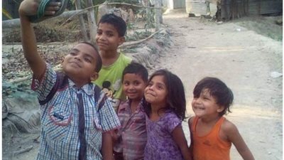 الفرحه أبسط مما تتخيل.. خمسة أطفال يلتقطون سيلفي ولكن بشبشب 